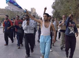 (3)Saddam's grip on Baghdad collapses